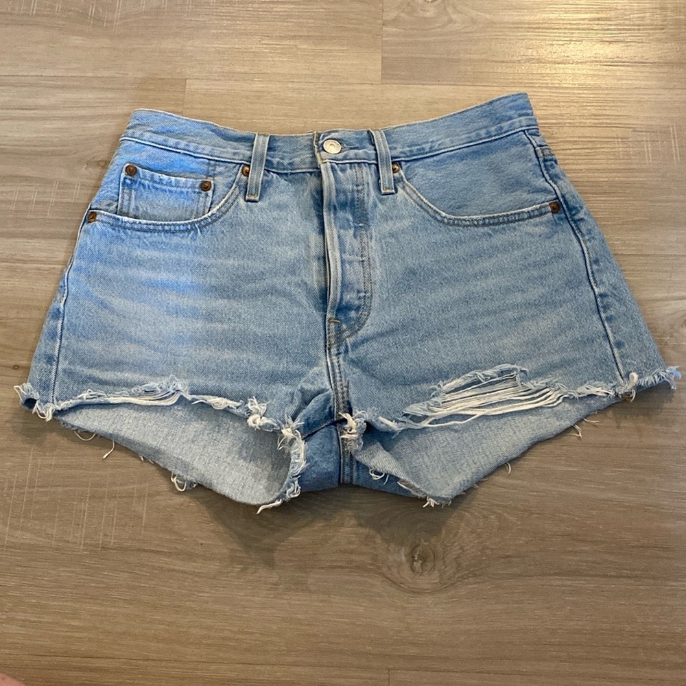Levi’s Premium 501 Original High Rise Denim Shorts in Luxor Heat (size 4)